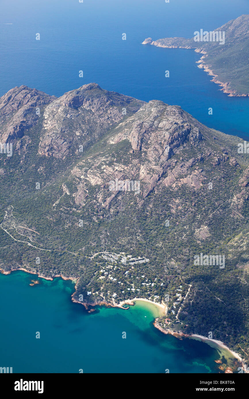 I pericoli, Wineglass Bay (distanza), il Parco Nazionale di Freycinet, Penisola di Freycinet, Est della Tasmania, Australia - aerial Foto Stock