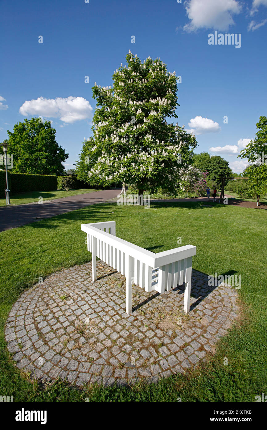 Banco in Britzer Garten park a Berlino, Germania, Europa Foto Stock