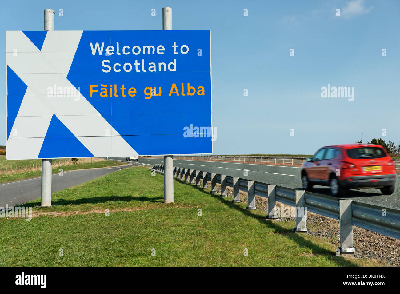 Benvenuti in Scozia segno di confine sulla A1 a nord di hotel a Berwick On Tweed, UK. Failte gu Alba in gaelico Foto Stock