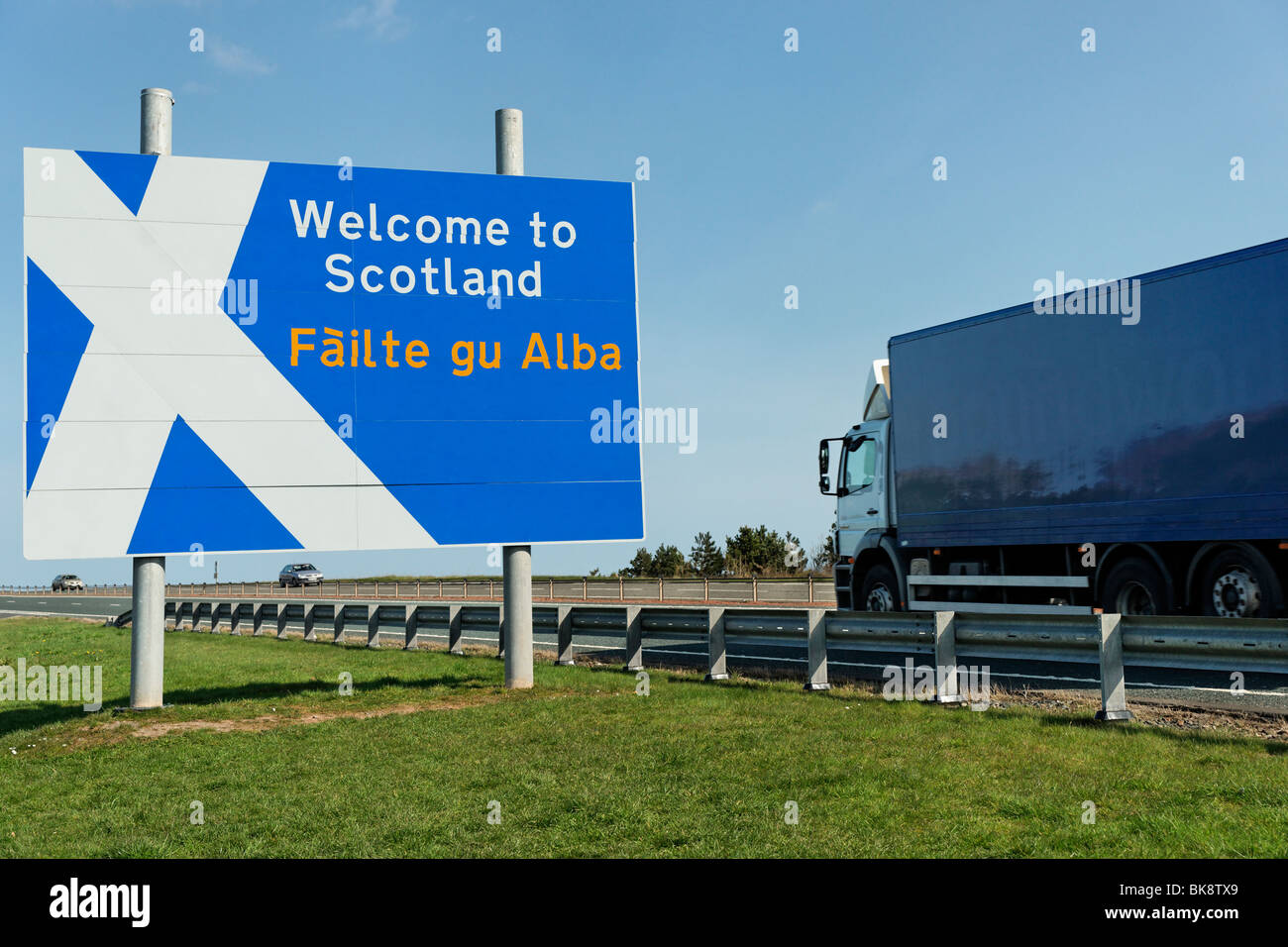 Benvenuti in Scozia segno di confine sulla A1 a nord di hotel a Berwick On Tweed, UK. Failte gu Alba in gaelico Foto Stock