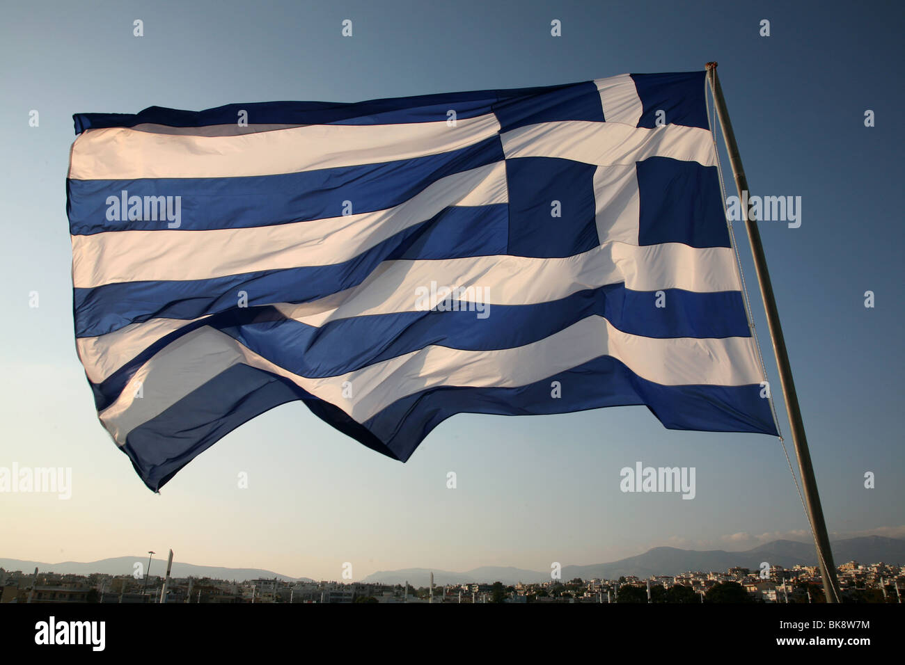 Nazionale Greco di bandiera sul panorama di Atene, Grecia Foto Stock
