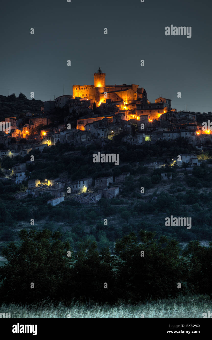 Il villaggio di Capestrano, Abruzzo, Italia al crepuscolo Foto Stock
