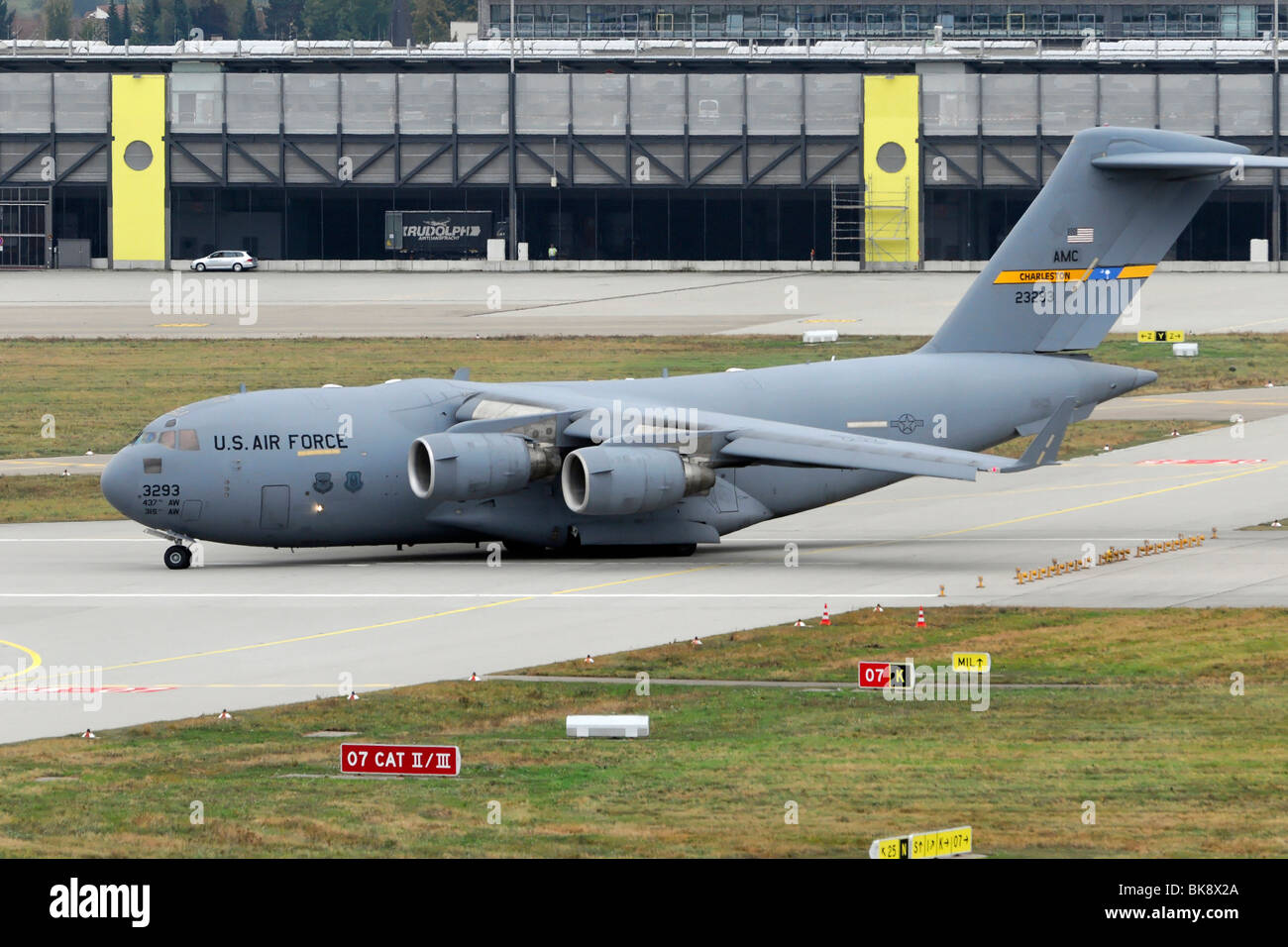 Stati Uniti AIR FORCE 3293, Boeing C-17A Globemaster III durante il decollo, l'Aeroporto di Stoccarda, Baden-Wuerttemberg, Germania, Europa Foto Stock