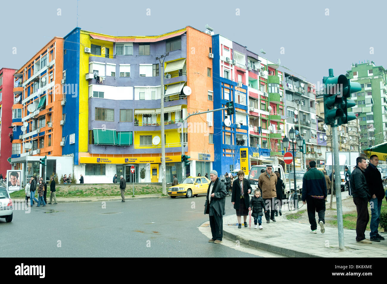 Molti edifici in Albania il capitale Tirana sono dipinti, da un sindaco.'s caprice, in schemi di colori vividi Foto Stock