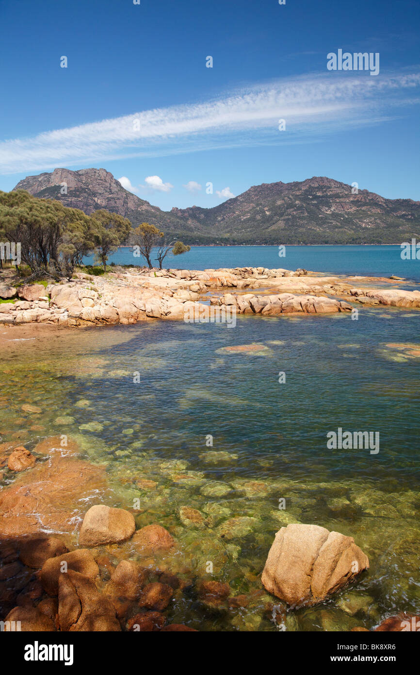 Rocce, Coles Bay e pericoli, Parco Nazionale di Freycinet, Penisola di Freycinet, Est della Tasmania, Australia Foto Stock