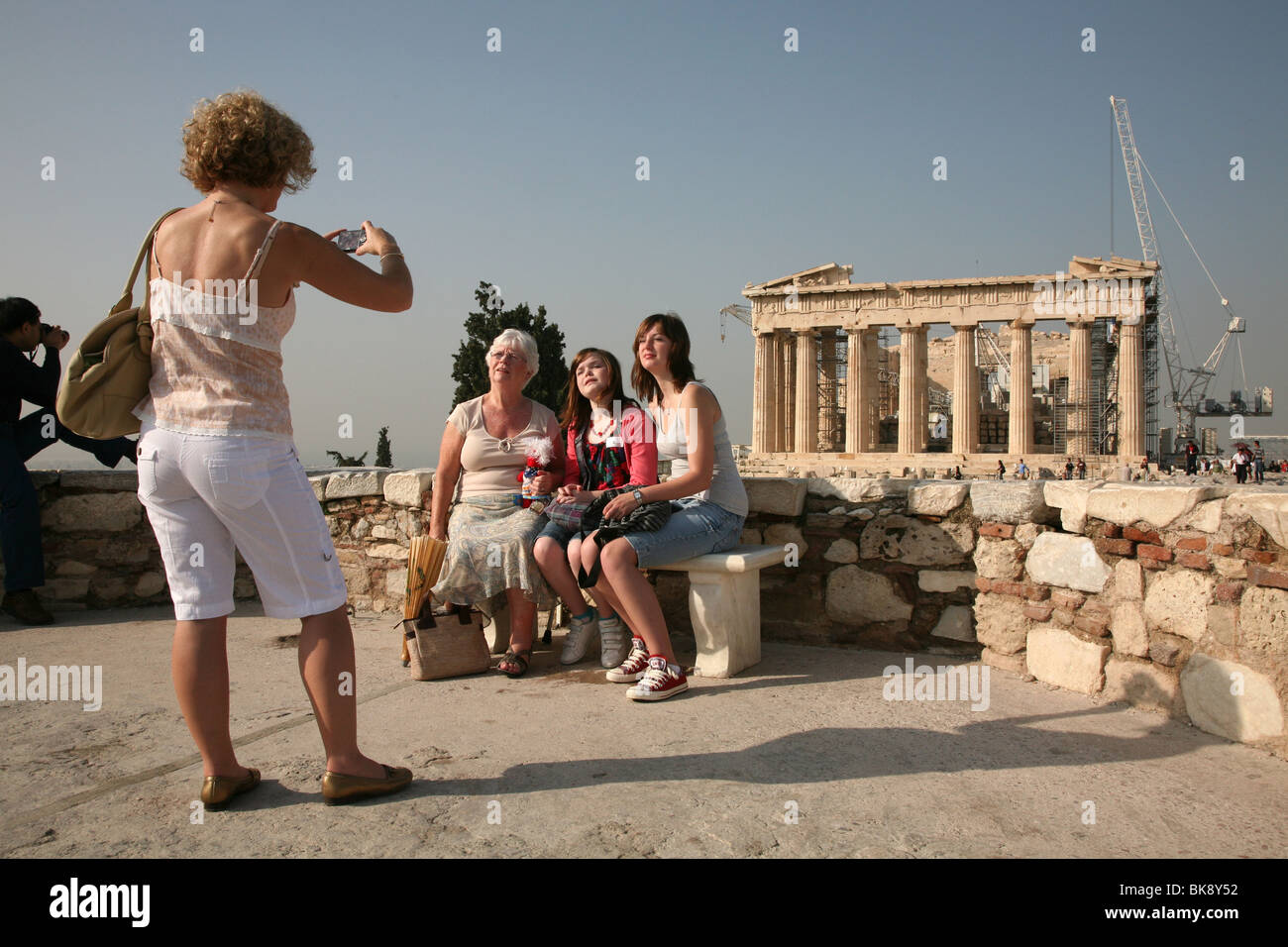 I turisti scattare foto di fronte al Partenone sull'Acropoli di Atene in Grecia. Foto Stock