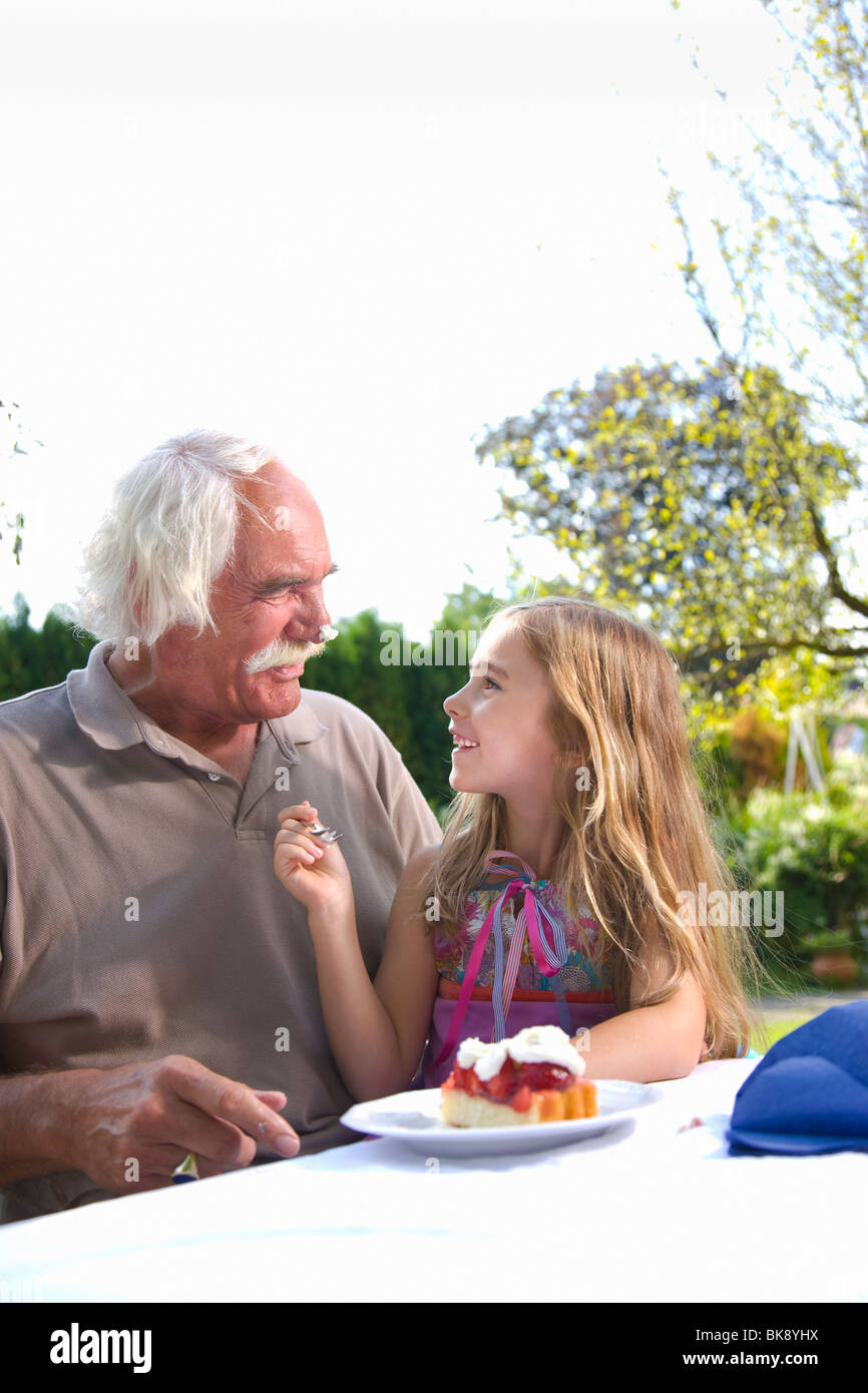 La nipote scherzando con il nonno Foto Stock