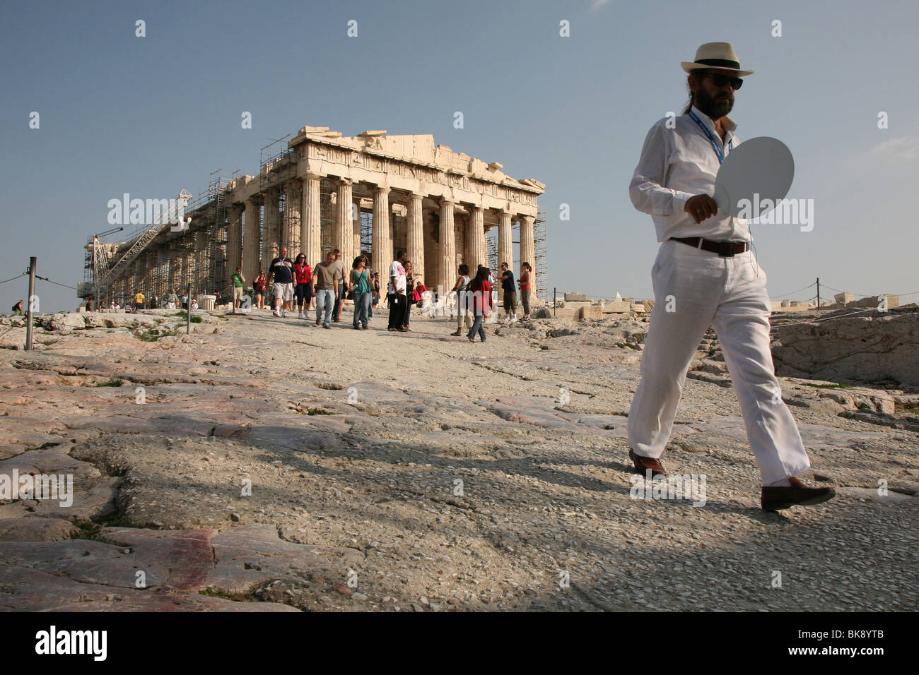 I gruppi turistici di fronte al Partenone sull'Acropoli di Atene in Grecia. Foto Stock