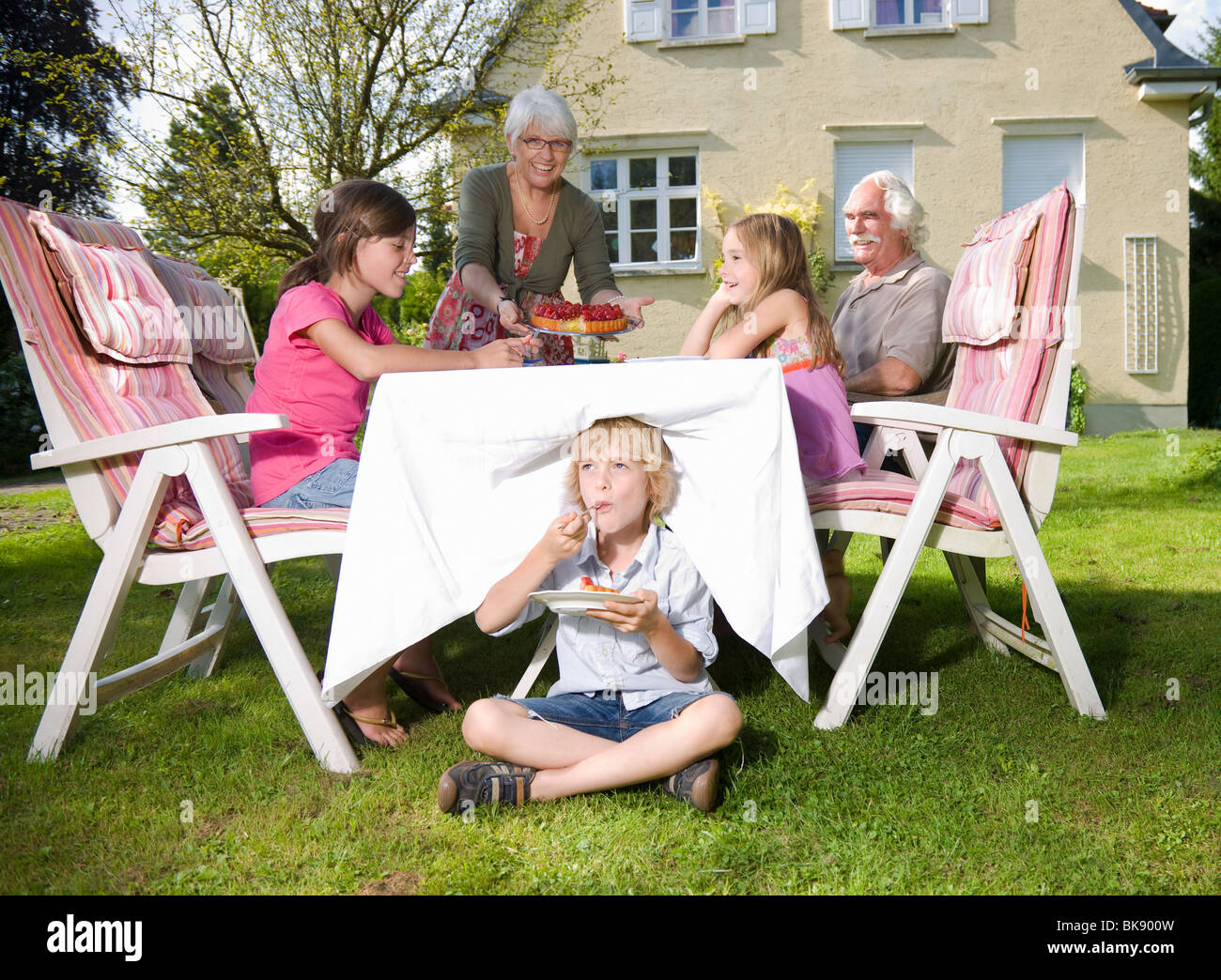 Nonna servire torta alle fragole Foto Stock