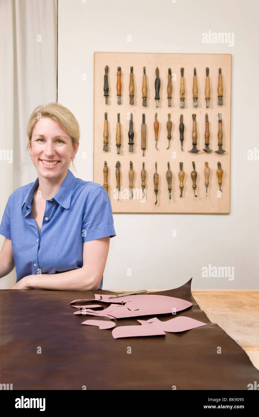 Calzolaio con i suoi attrezzi speciali Foto Stock