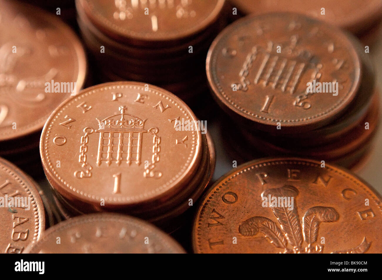 Pile di British monete di rame, 1p e 2p pezzi. Foto Stock