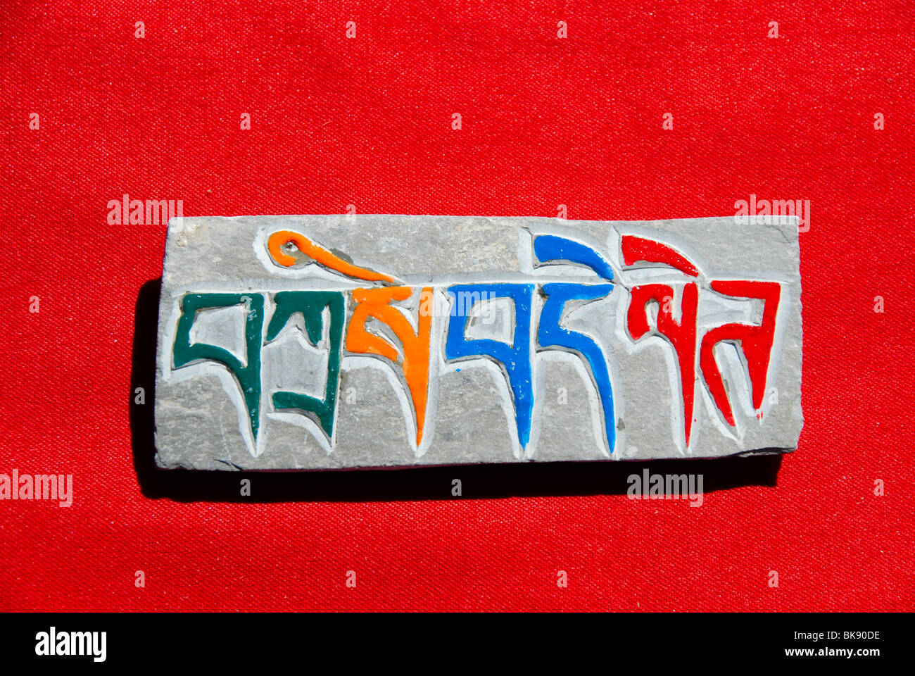 Negozio di souvenir, Buddismo tibetano, testo sacro, OM MANI PADME HUM, script tibetano, Gyantse, Himalaya, regione autonoma del Tibet, Peopl Foto Stock