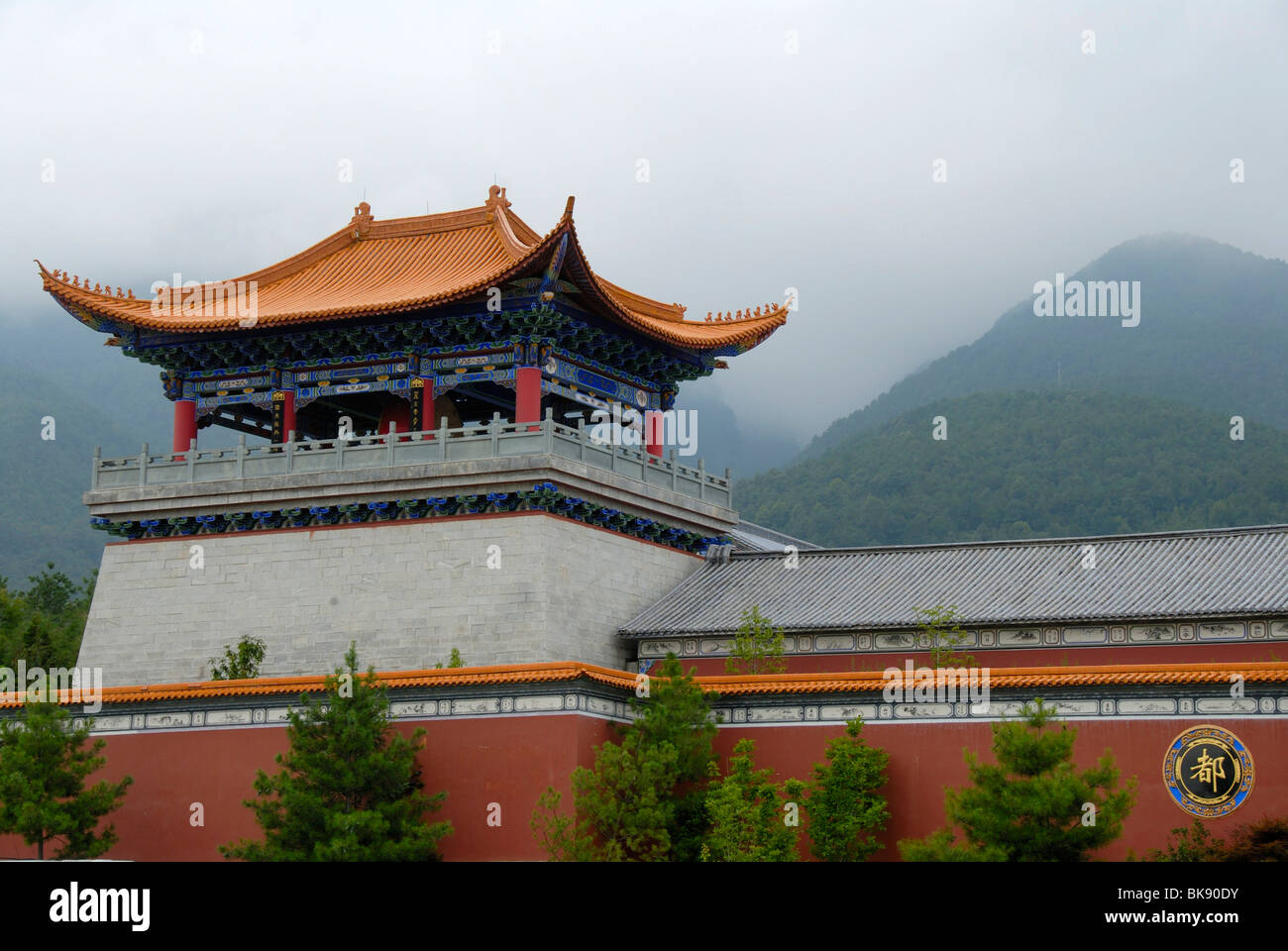 Architettura, Torre Cinese, parte della muraglia cinese di fronte a una montagna, Chongsheng tempio, Dali, Yunnan, persone di Republi Foto Stock