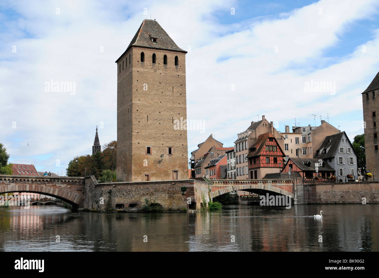 Torre dell'ex città fortificazioni, giro in barca sul fiume Ill, Strasburgo, Alsazia, Francia, Europa Foto Stock