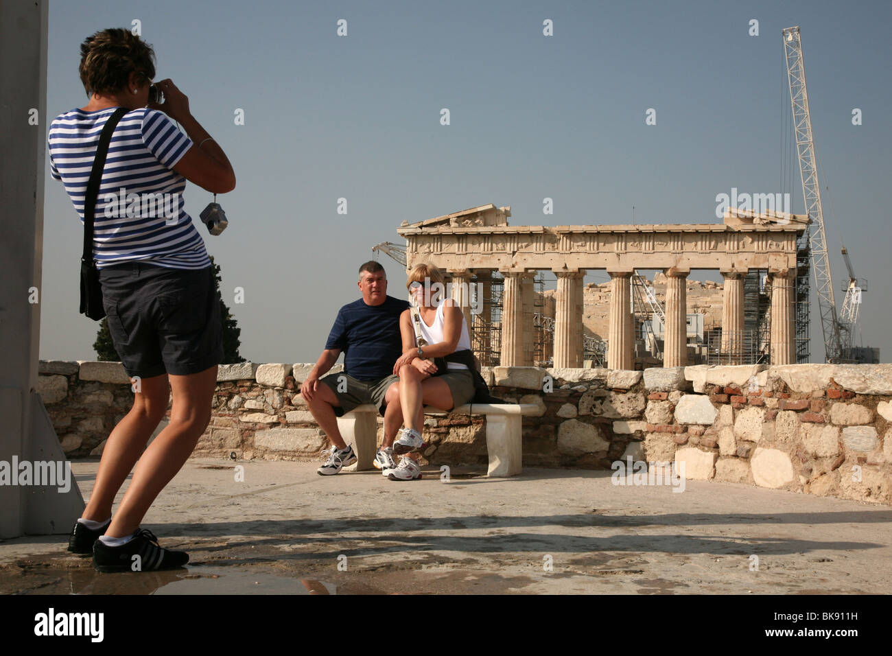 I turisti scattare foto di fronte al Partenone sull'Acropoli di Atene in Grecia. Foto Stock