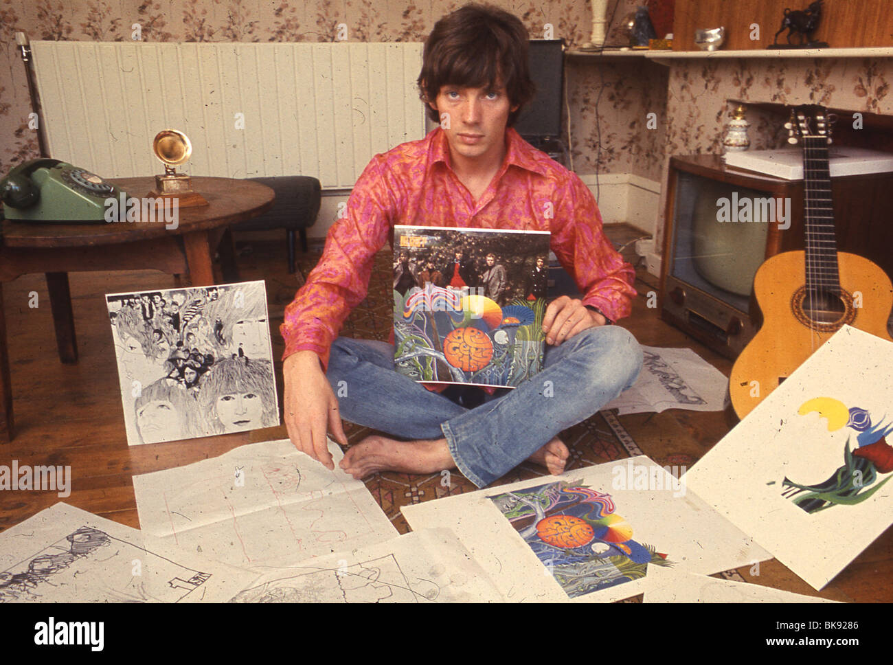 KLAUS VOORMAN della Manfred Mann gruppo presso il suo Streatham, London, casa il 27 luglio 1967 con alcuni dei suoi record illustrazione di manicotto. Foto: Tony Gale Foto Stock