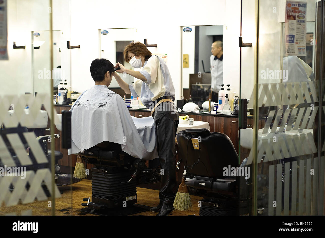 Il Giappone; Osaka: salone di parrucchiere Foto Stock