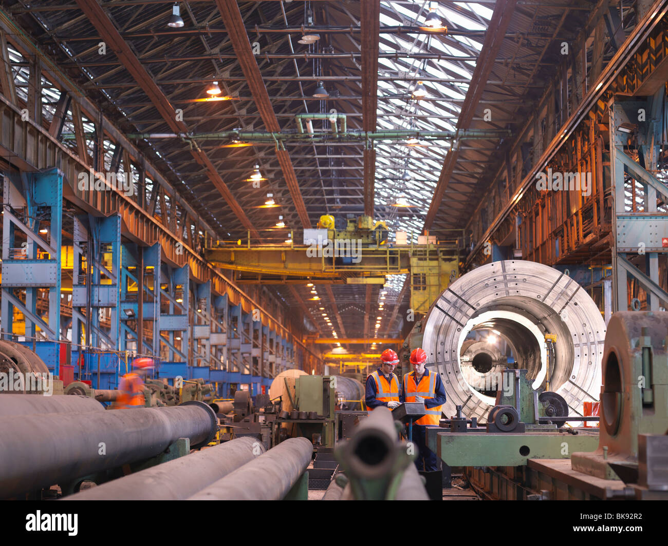 Ingegneri nella fabbrica di acciaio con il tornio Foto Stock