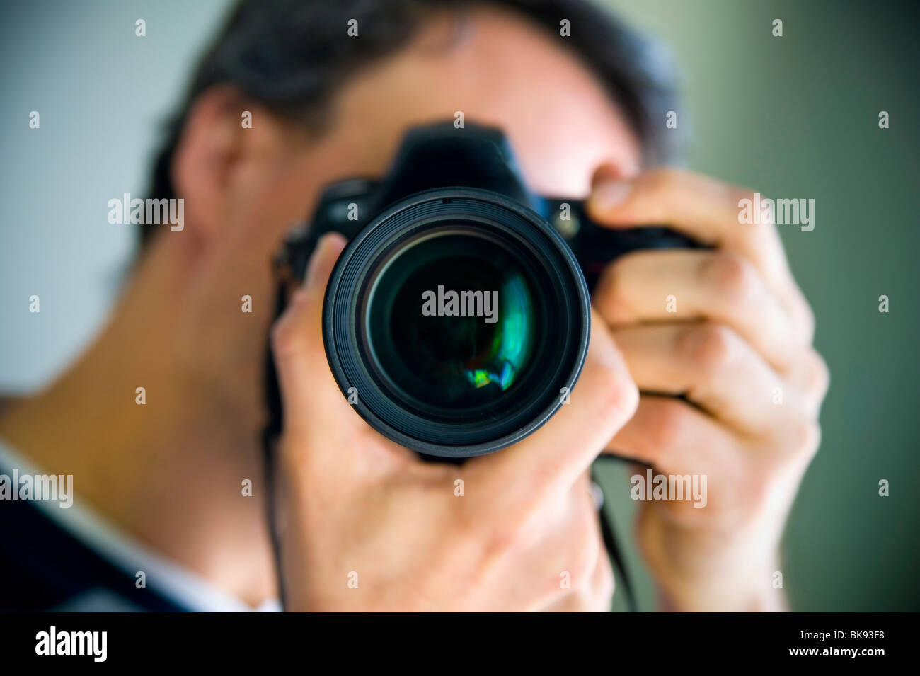 Uomo di scattare una foto al visualizzatore Foto Stock