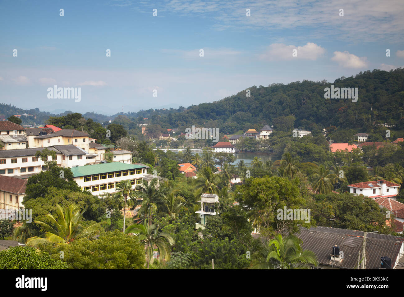 Vista del Lago Kandy con tempio del Dente (Sri Dalada Maligawa) in background, Kandy, Sri Lanka Foto Stock