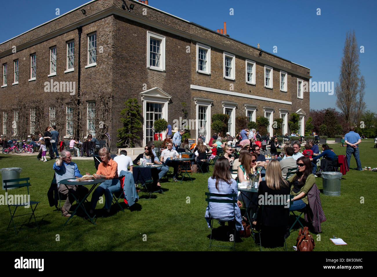 Le persone si radunano sul prato a Fulham Palace, West London. Foto Stock