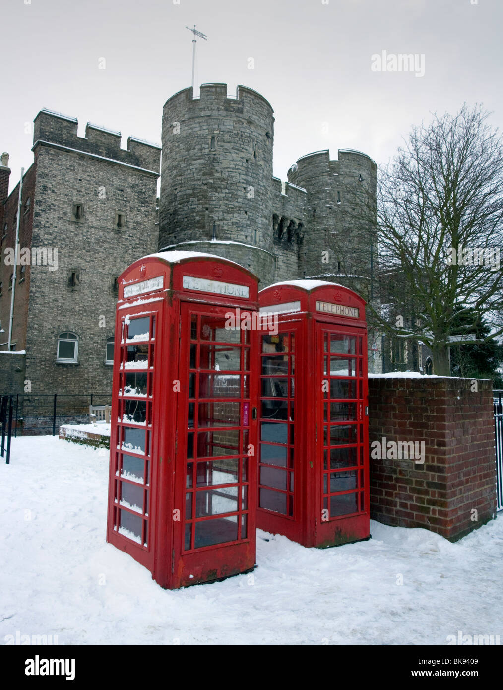 Cabine telefoniche e Westgate towers ricoperta di neve in Canterbury Kent, Regno Unito. Foto Stock