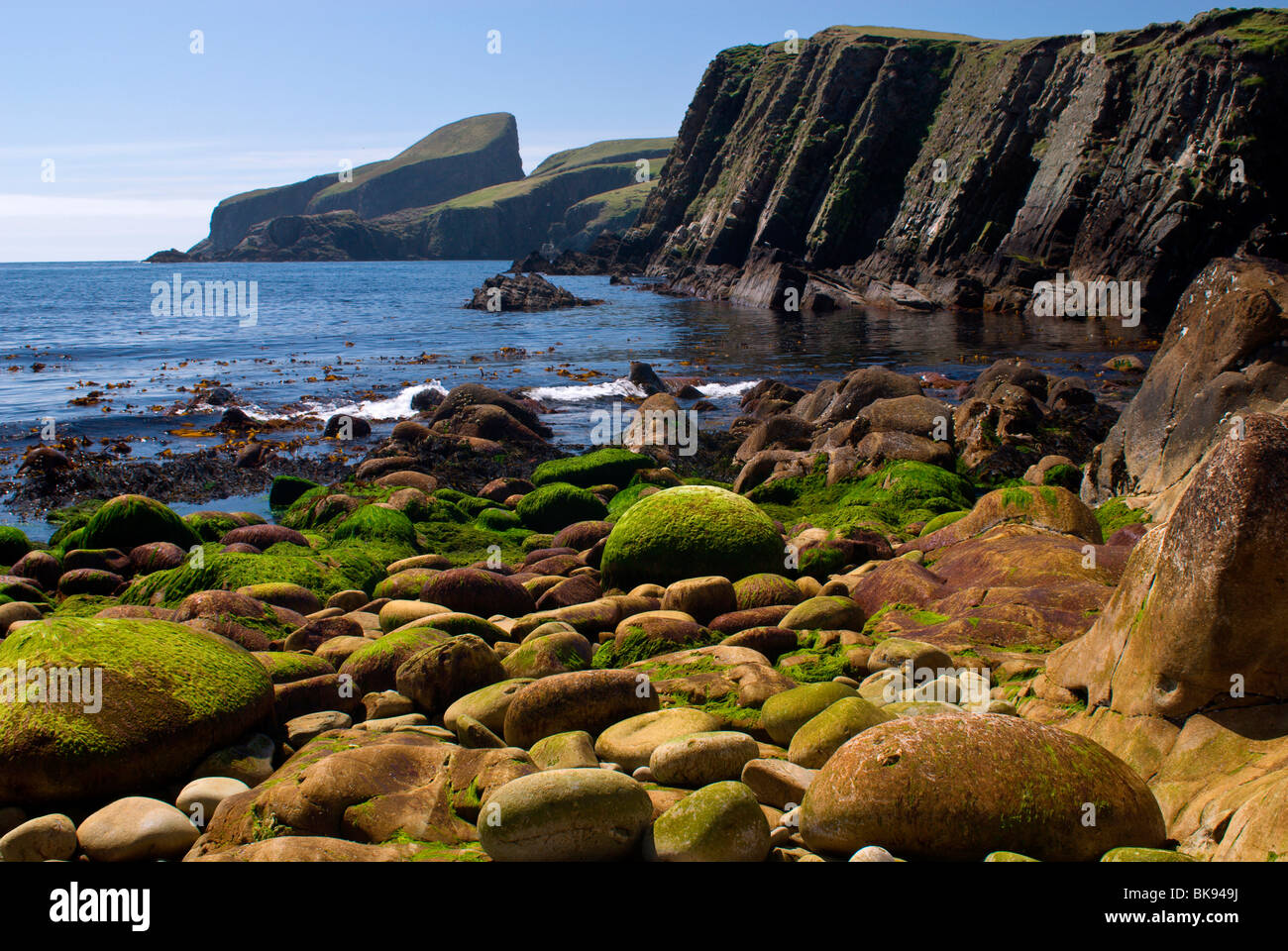 Costa a sud del porto di Fair Isle, Shetland Scozia, Regno Unito, Europa Foto Stock