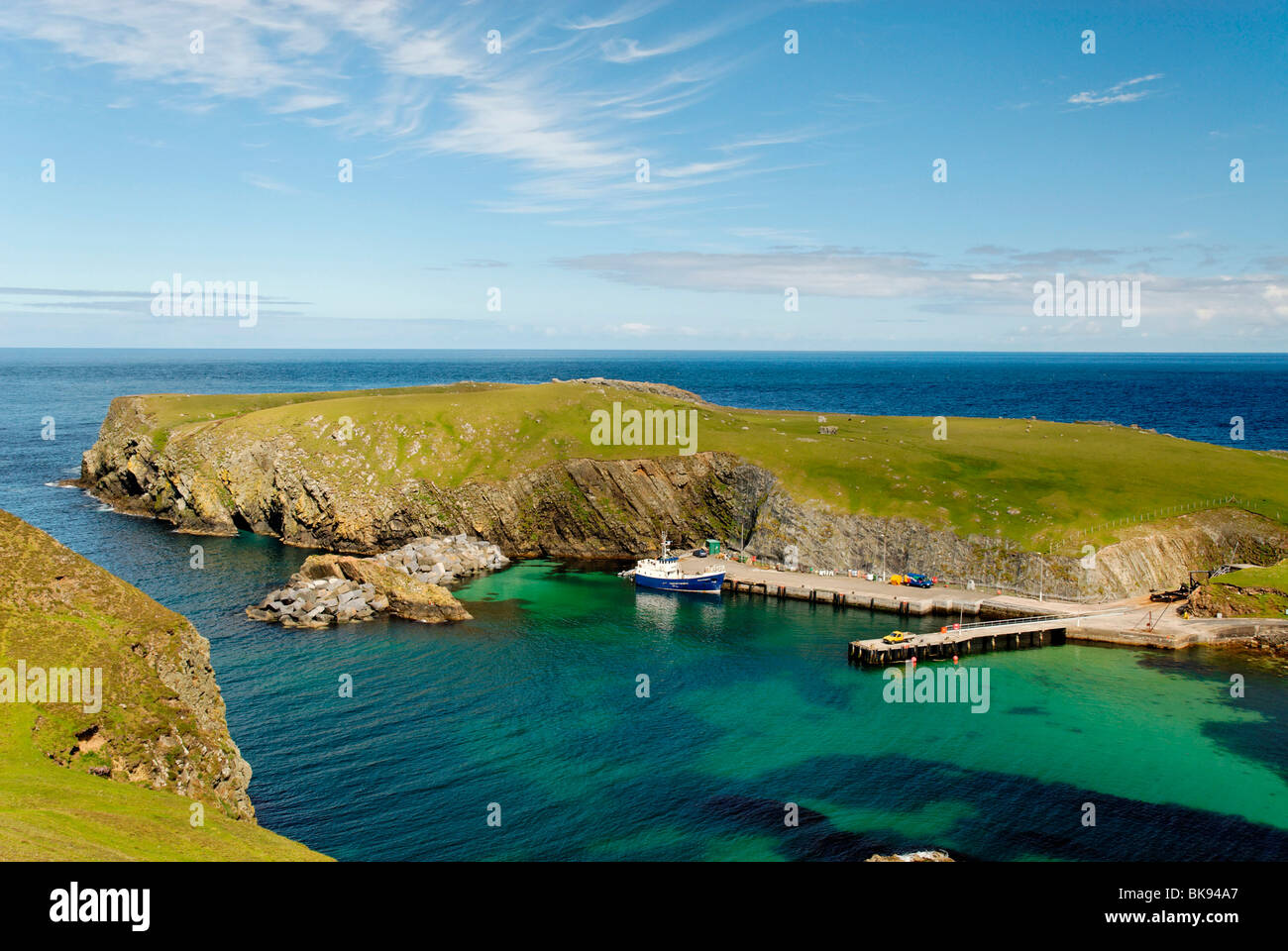 Vista del North Haven con il "Buon Pastore IV' ferry, Fair Isle, Shetland Scozia, Regno Unito, Europa Foto Stock