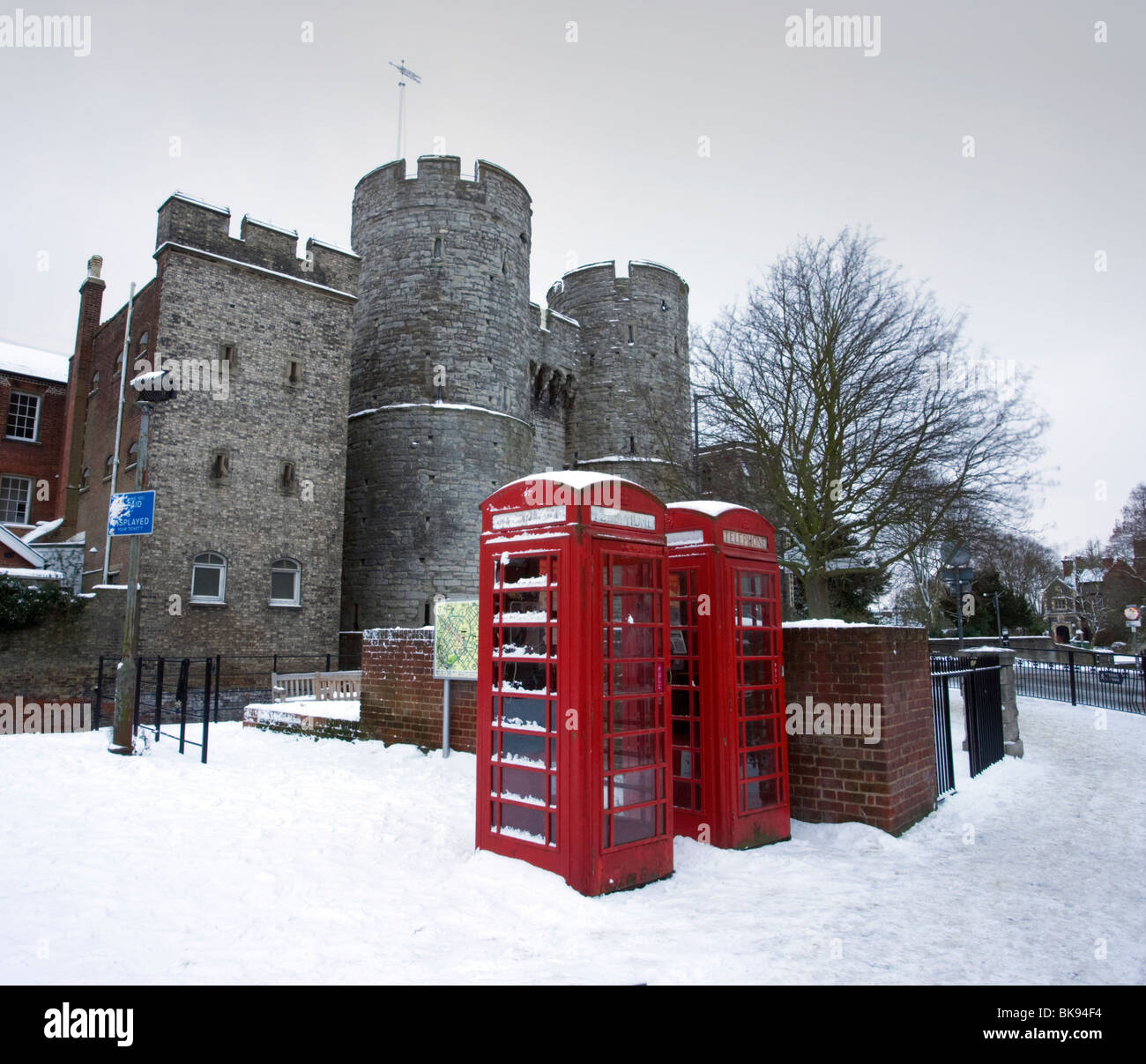 Cabine telefoniche e Westgate towers ricoperta di neve in Canterbury Kent, Regno Unito. Foto Stock