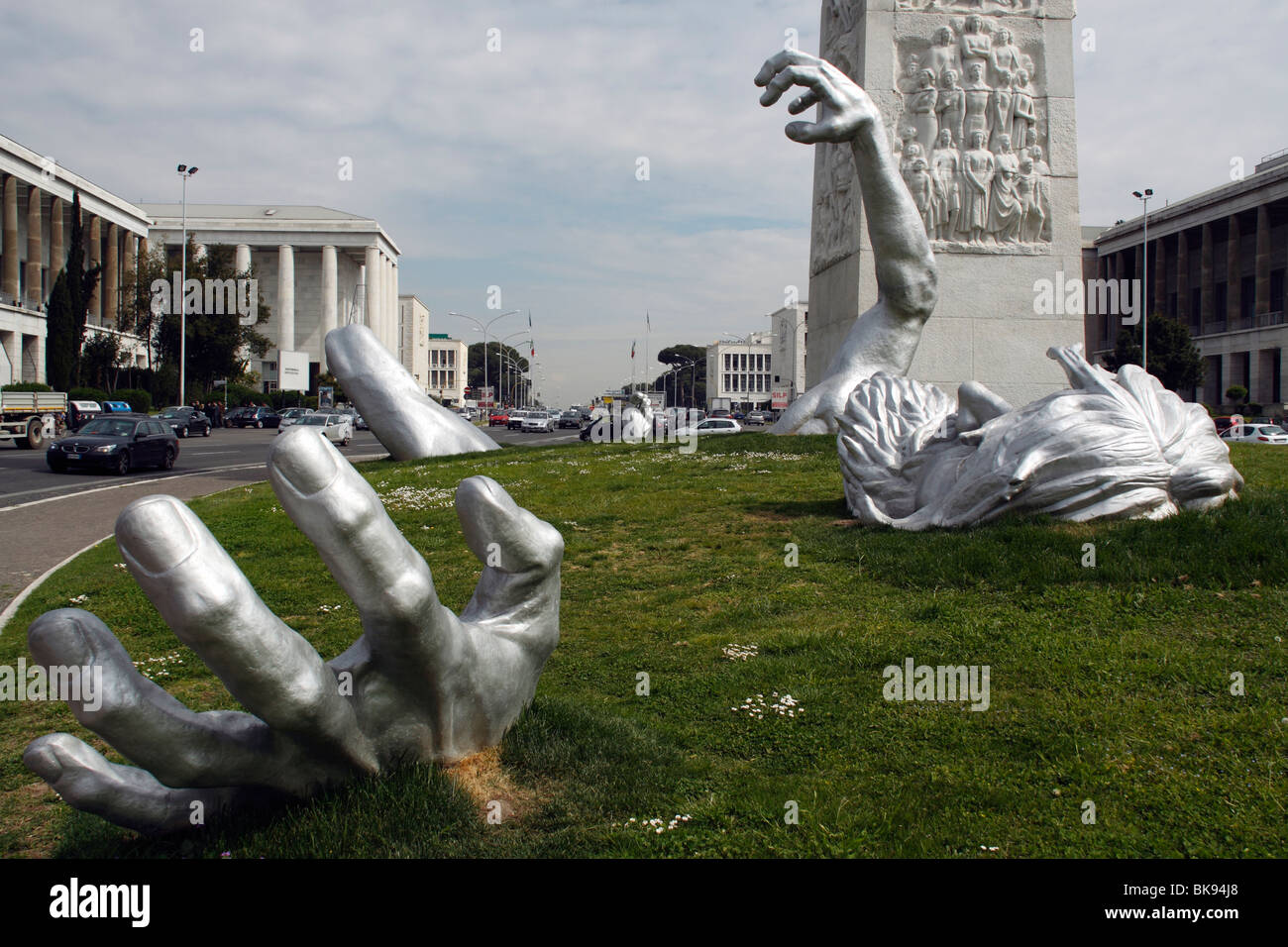 Statua chiamata risveglio da J. Seward Johnson, Jr, in Piazza Marconi a Roma Foto Stock