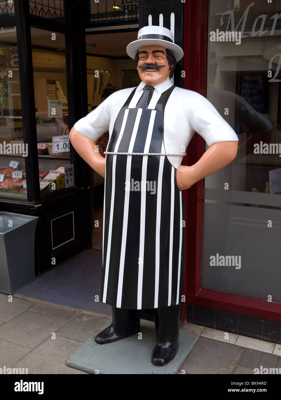 Negozio di macellaio con una dimensione di vita in bianco e nero di macellaio ciuccio in Sheringham Norfolk Foto Stock