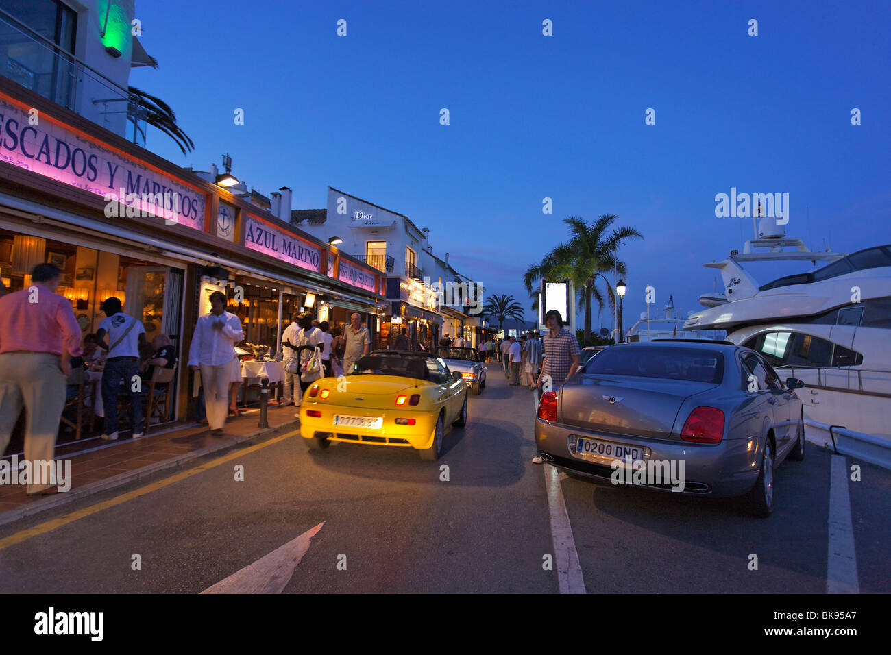 Auto di lusso, ristoranti nei pressi del porto, Puerto Banus a Marbella, Andalusia, Spagna Foto Stock