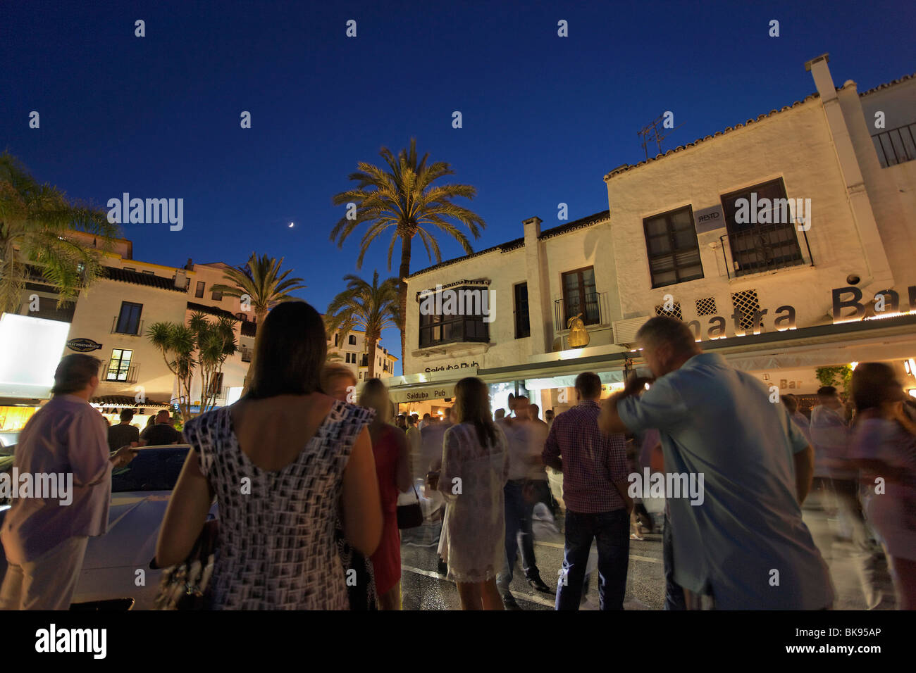 Parte gli ospiti al porto di Puerto Banus a Marbella, Andalusia, Spagna Foto Stock