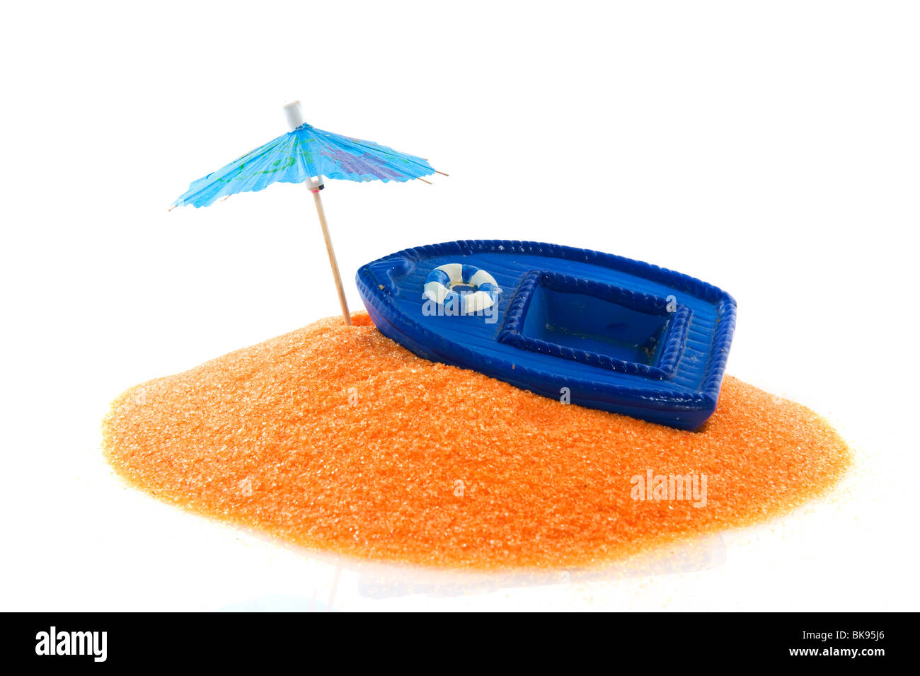 Spiaggia tranquilla concetto con barca e ombrellone Foto Stock