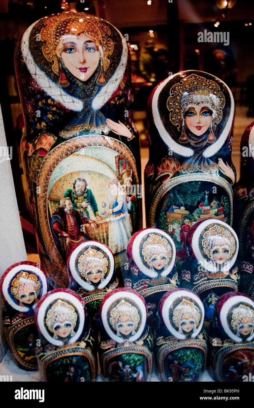 Tradizionale bambole russe collezione nella finestra del negozio, negozio di Peterhof, Parigi, Foto Stock