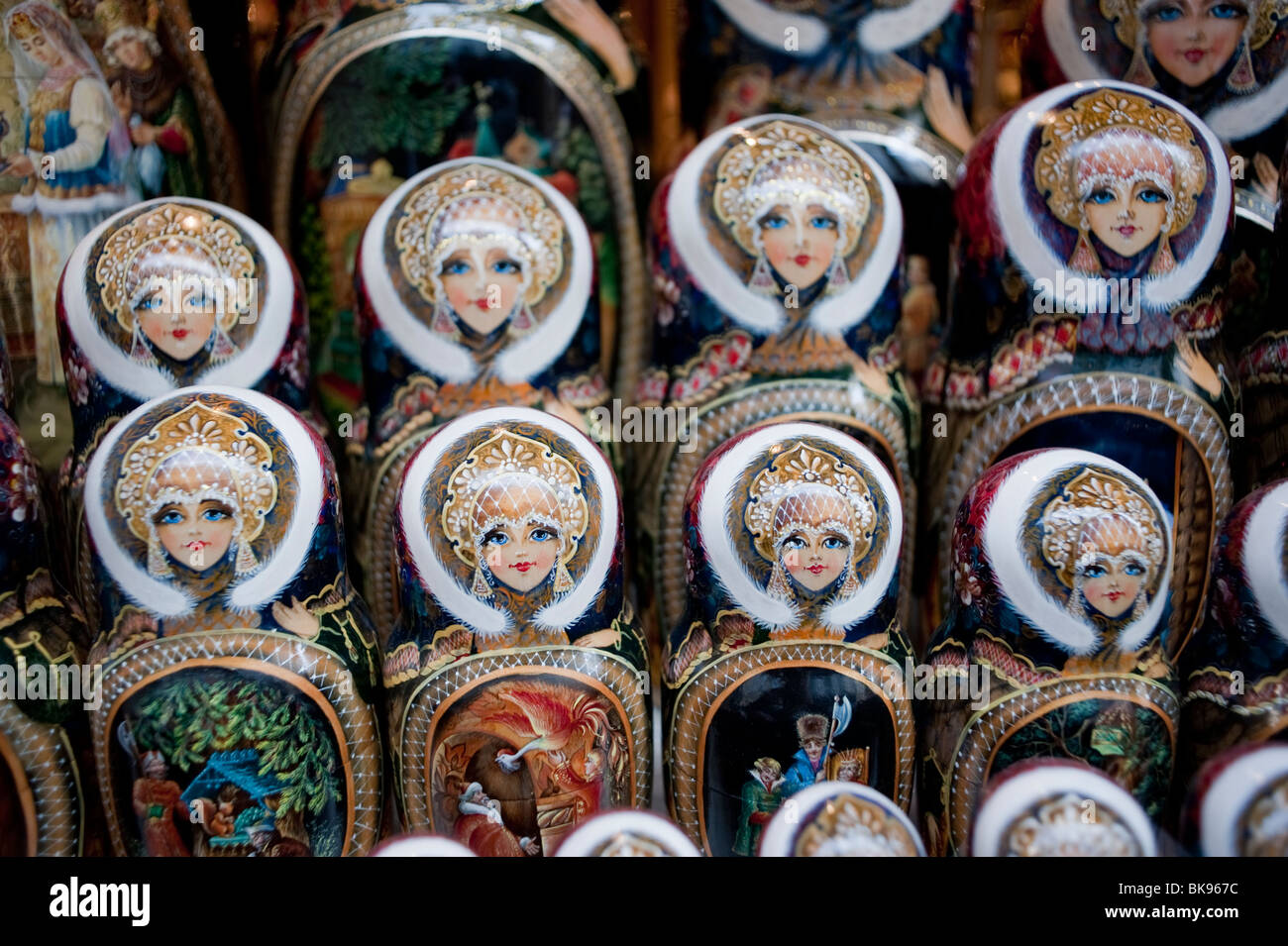 Matrioska, bambole russe collezione nella finestra del negozio, negozio di Peterhof, Parigi, Francia Foto Stock