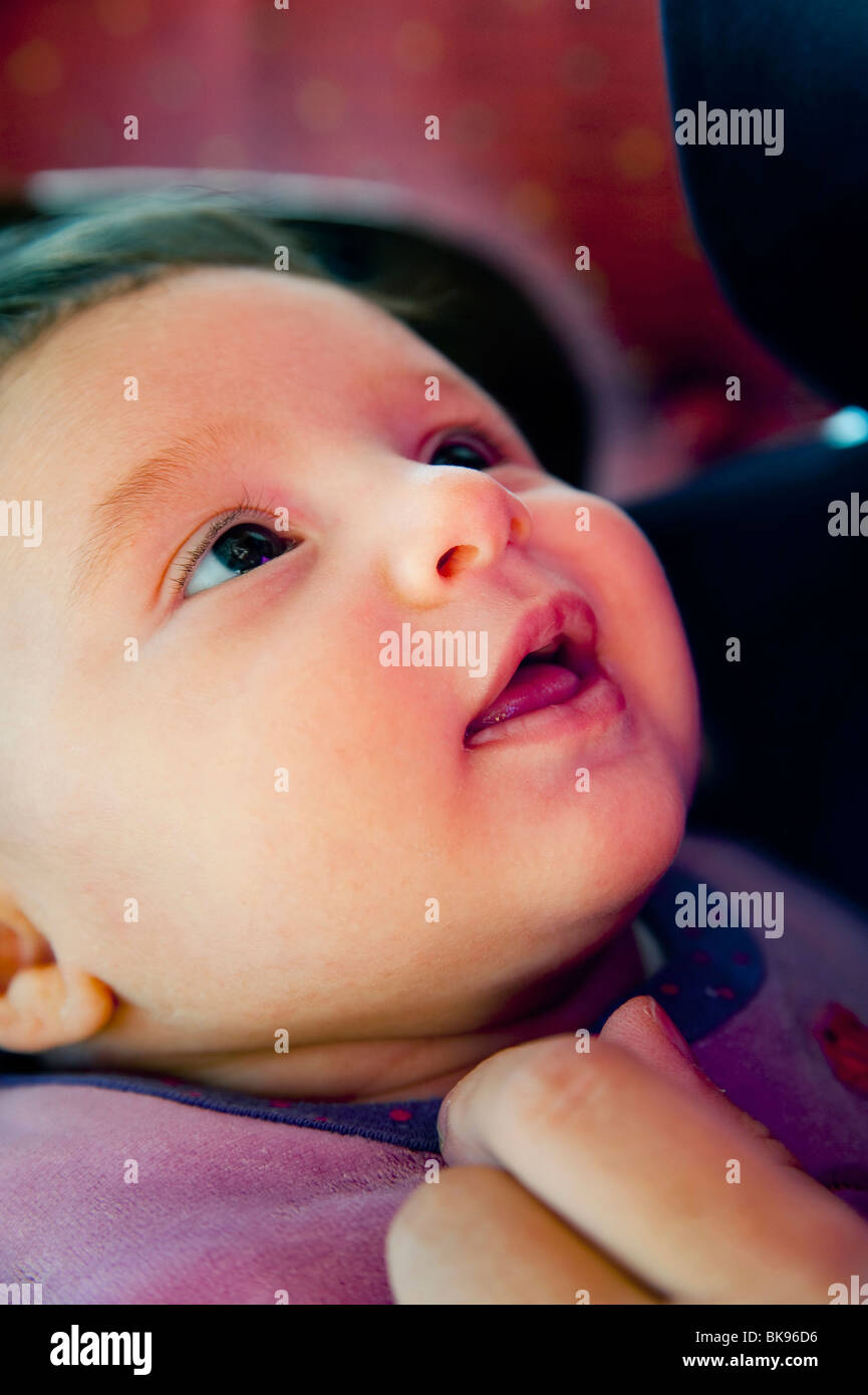 Neonato ragazza cercando nella meraviglia Foto Stock