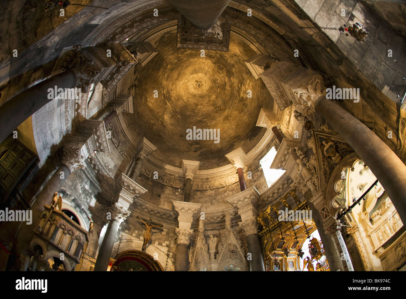 Gli interni di una cattedrale, Cattedrale di San Duje, Split, Dalmazia, Croazia Foto Stock