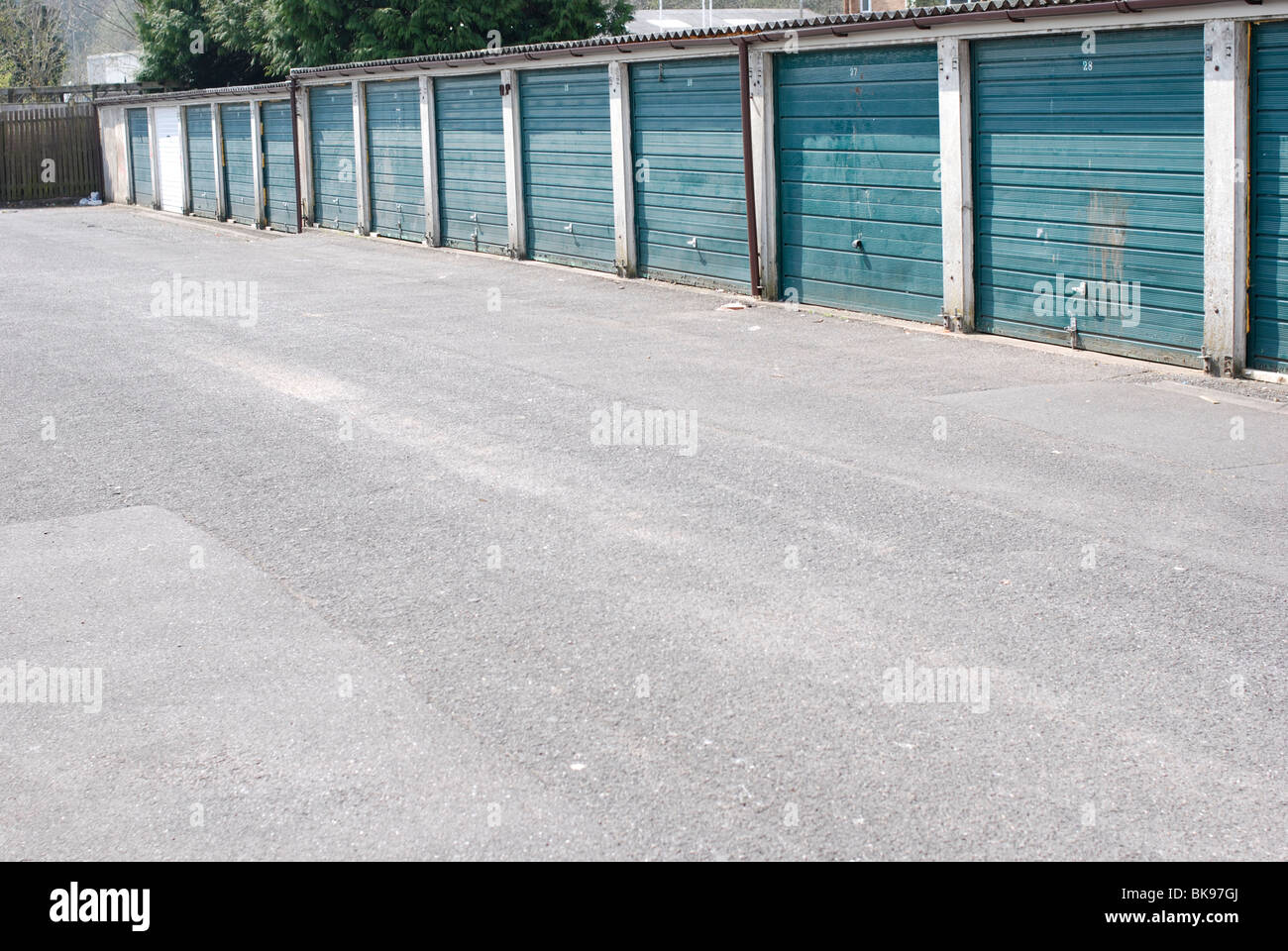 Consiglio blocco immobiliare di lock-up garages. Foto Stock