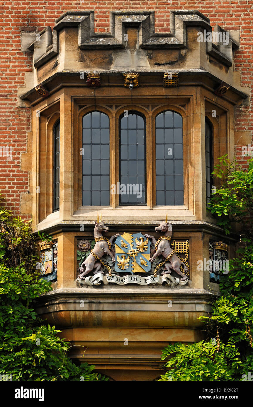 Vecchia finestra di baia con stemma del Magdalene College, 1428, Maddalena Street, Cambridge, Cambridgeshire, England, Regno Unito Foto Stock