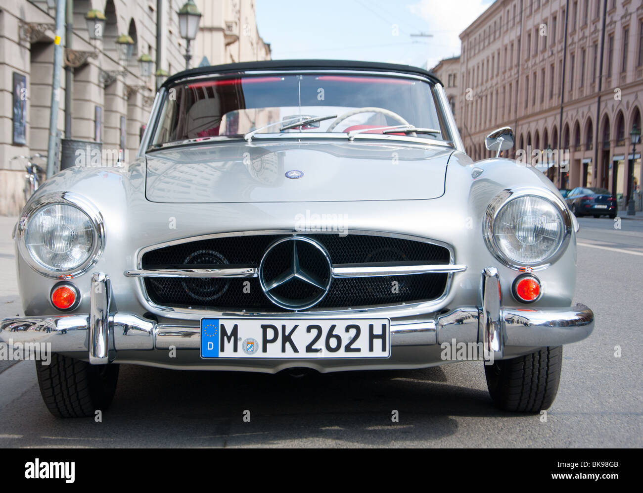 Mercedes-Benz 190SL roadster su Maximilianstraße, Monaco di Baviera, Germania. Foto Stock