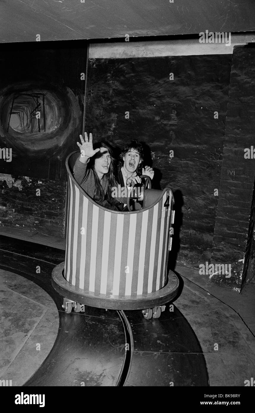 Scott Gorham e Gary Moore divertirsi presso il parco dei divertimenti di Tivoli a Copenaghen durante il Thin Lizzy tour della Scandinavia Foto Stock