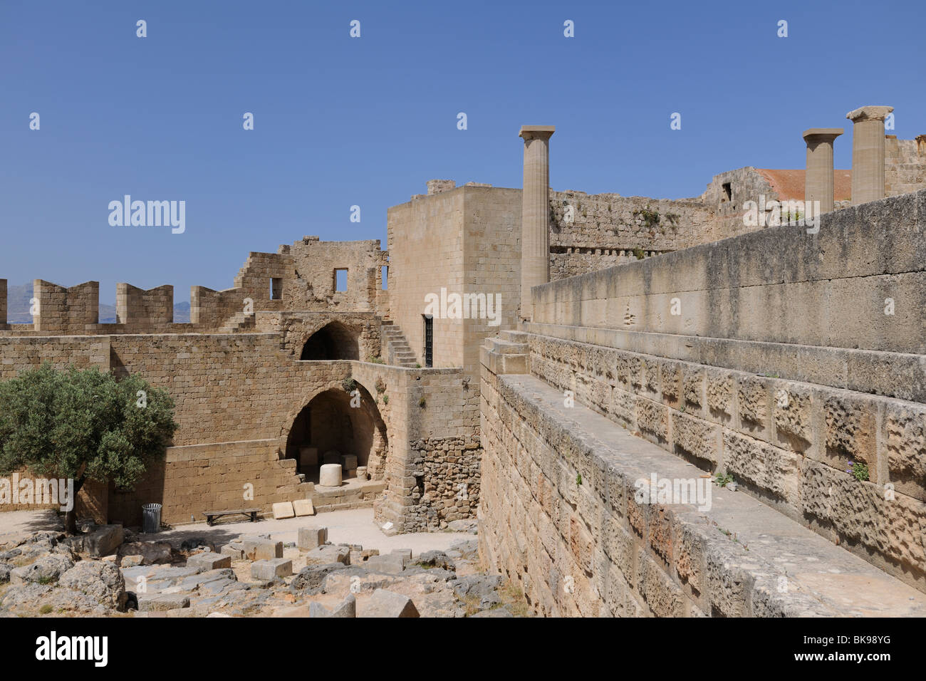 Castello dei Cavalieri di San Giovanni con il comandante's house e parti dell'acropoli di Lindos, Rodi, Grecia, Europa Foto Stock