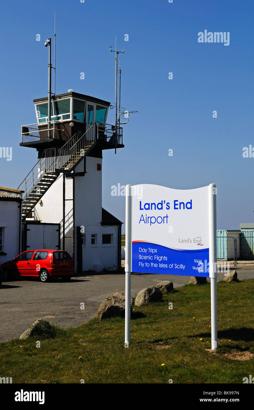 La torre di controllo a Lands End aeroporto, Cornwall, Regno Unito Foto Stock