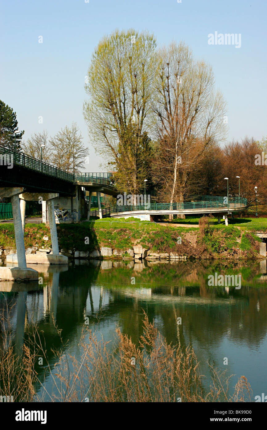 Ponte pedonale sul fiume Po in Torino, vicino a Moncalieri. Foto Stock