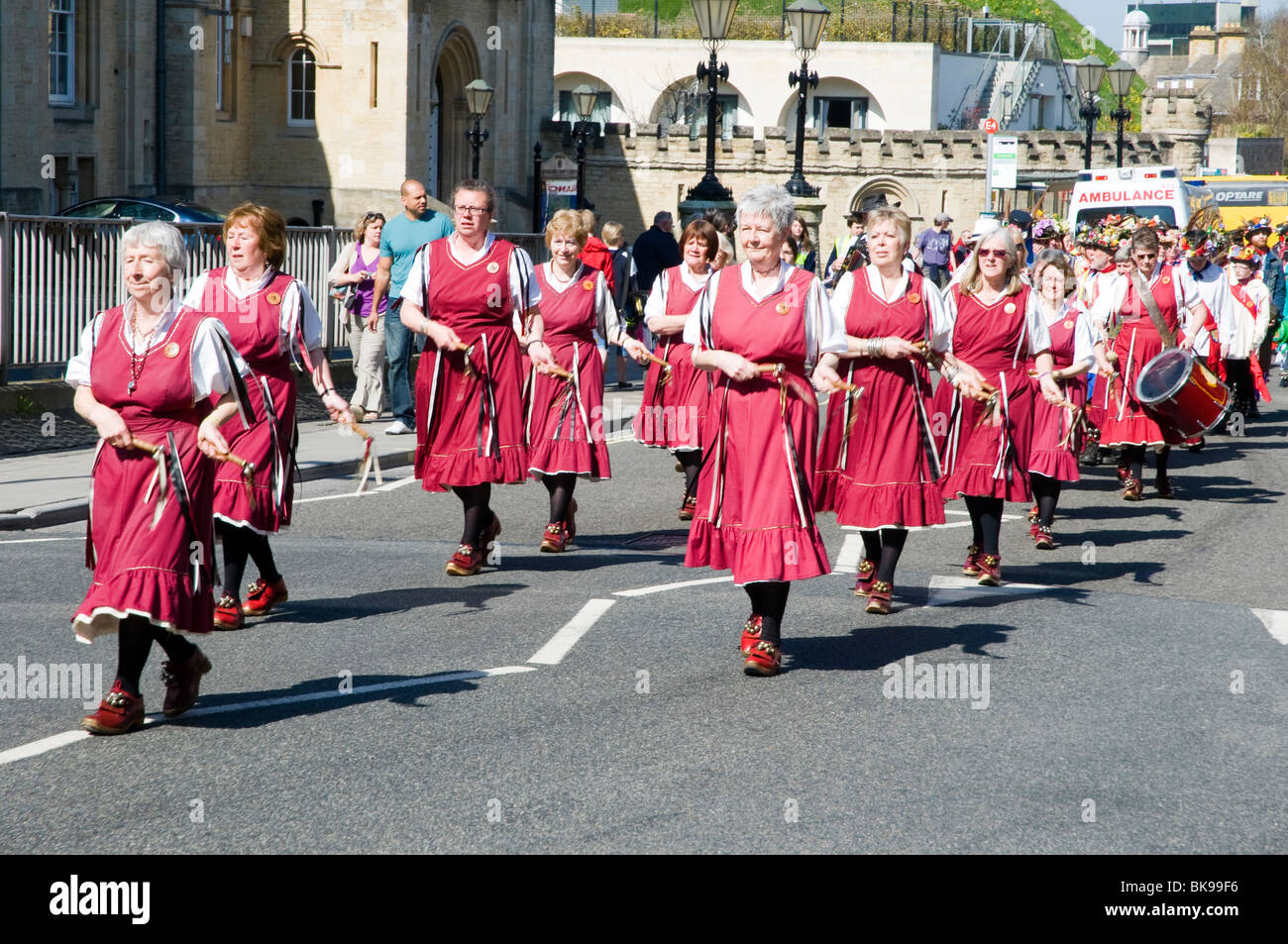 Femmina ballerini Morris prendendo parte alla processione che precede la Oxford Folk Festival Foto Stock