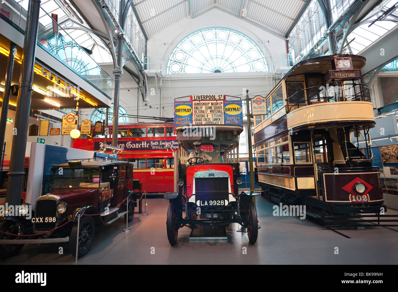 Gli autobus in un museo, il Museo dei Trasporti di Londra Covent Garden di Londra, Inghilterra Foto Stock