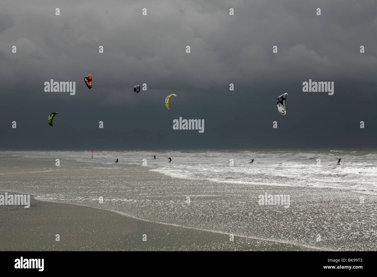 Kitesurf durante una tempesta sul mare del Nord, San Pietro Ording, Schleswig-Holstein, Germania, Europa Foto Stock
