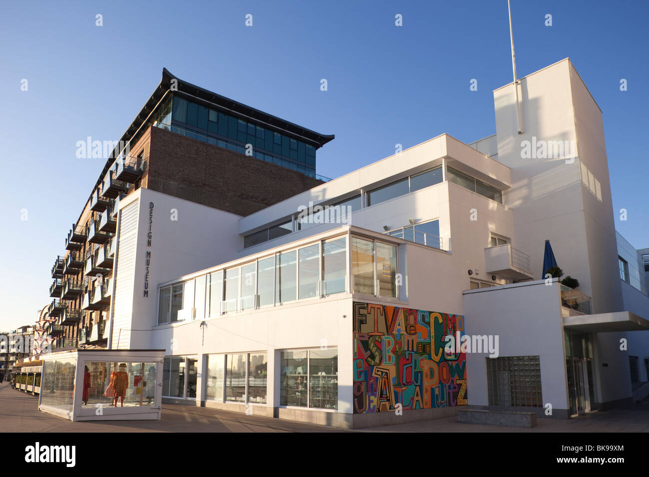 Basso angolo di visione di un museo, Design Museum, Southwark, Londra, Inghilterra Foto Stock