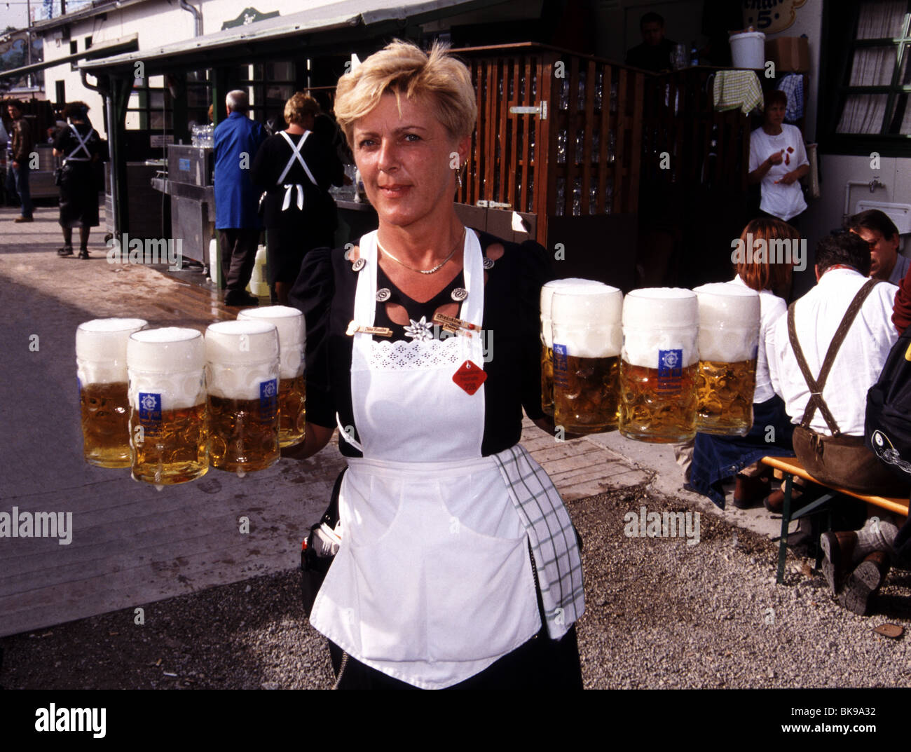 La cameriera che porta bicchieri di birra, Giorno Foto stock - Alamy